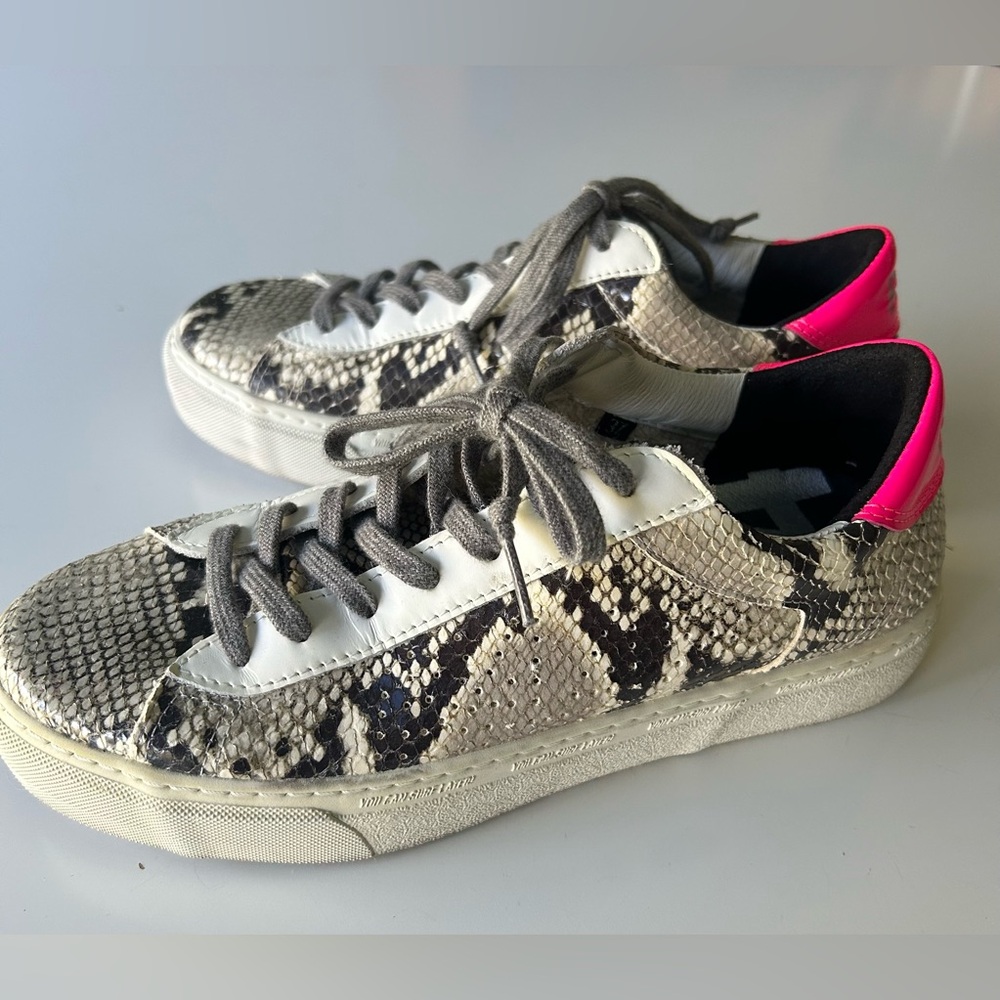 🐍💥P448 John Python Snakeskin Low Top Sneakers W/ Pink Heel Tab💥🐍 (Size 37)